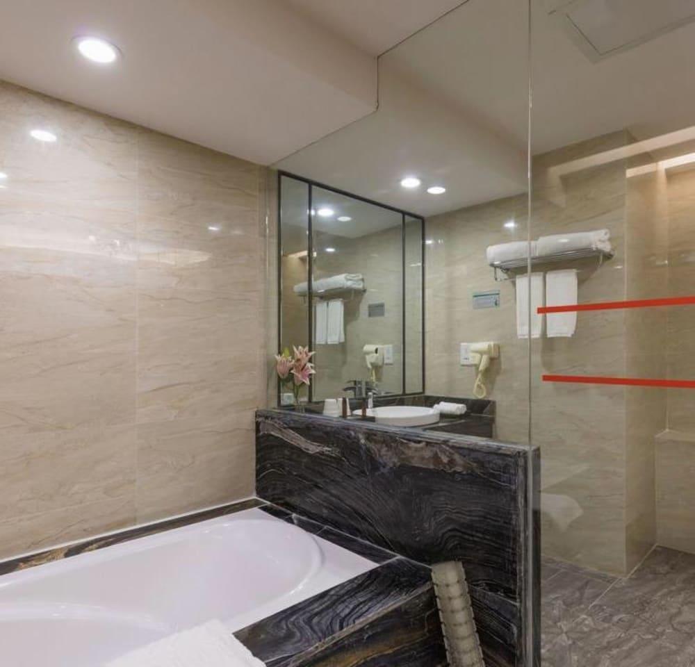 Manhatton Hotel Zhuhai Exterior photo