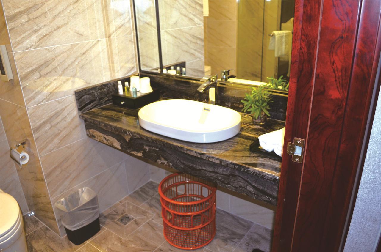 Manhatton Hotel Zhuhai Exterior photo